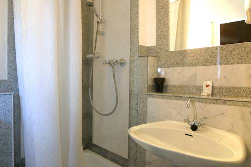 Imagen de la habitación del Hotel Runa&acute;s. Foto 11