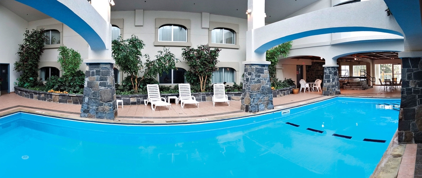 Imagen de la piscina del Hotel Rundlestone Lodge. Foto 16