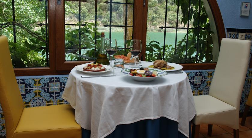 Imagen del bar/restaurante del Hotel Rural Albamanjon. Foto 6