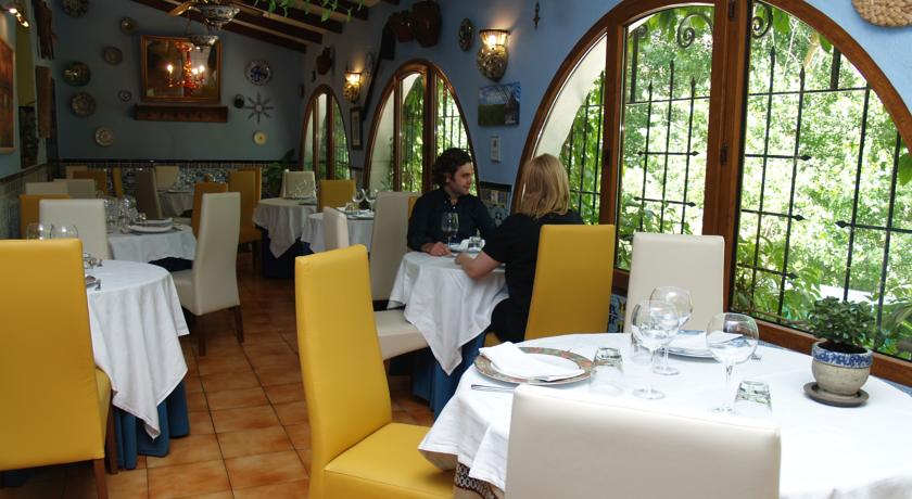 Imagen del bar/restaurante del Hotel Rural Albamanjon. Foto 7