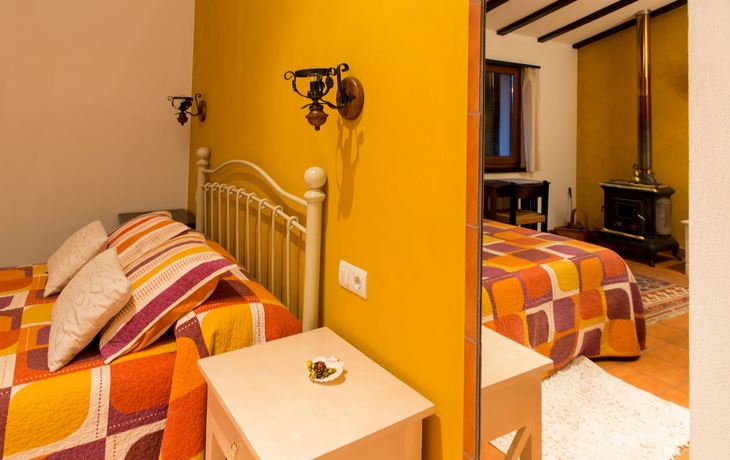 Imagen de la habitación del Hotel Rural CASA FONTEQUEIROSO (MUXÍA). Foto 5