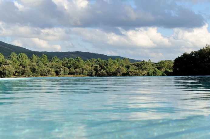 Imagen de la piscina del Hotel Rural Cabeças Do Reguengo. Foto 11