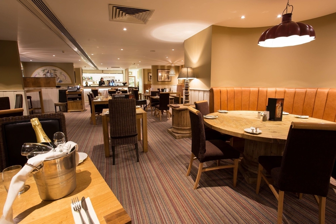 Imagen del bar/restaurante del Hotel Rural Carden Park Golf Resort & Spa. Foto 3