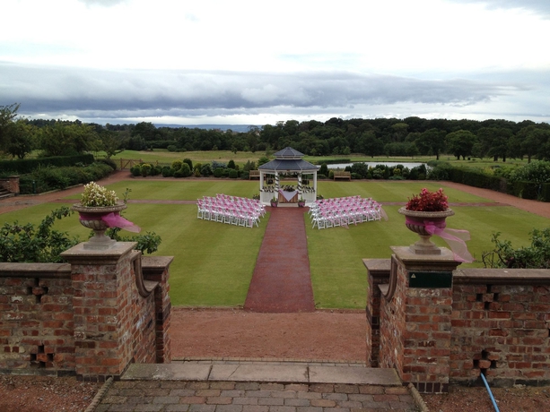 Imagen de los exteriores del Hotel Rural Carden Park Golf Resort & Spa. Foto 7