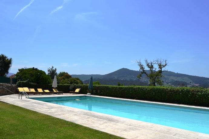 Imagen de la piscina del Hotel Rural Casa De Santa Comba. Foto 16