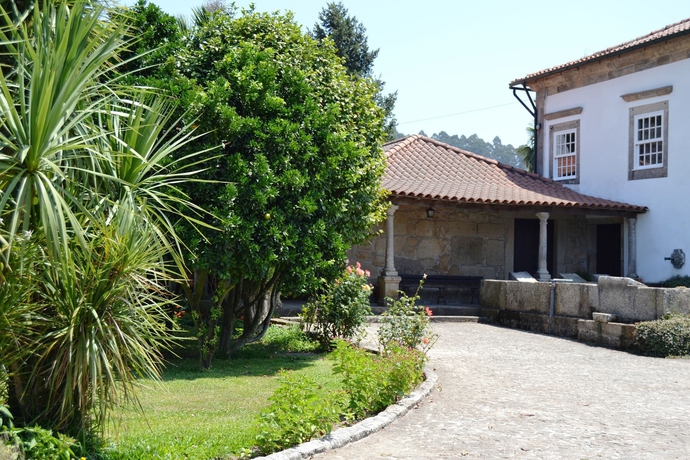 Imagen de los exteriores del Hotel Rural Casa De Santa Comba. Foto 13