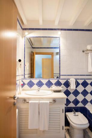 Imagen de la habitación del Hotel Rural Complejo Tur&iacute;stico Tugasa Castillo De Castellar. Foto 5