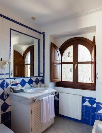 Imagen de la habitación del Hotel Rural Complejo Tur&iacute;stico Tugasa Castillo De Castellar. Foto 6