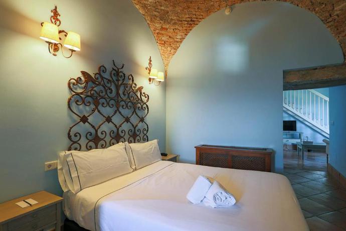 Imagen de la habitación del Hotel Rural Complejo Tur&iacute;stico Tugasa Castillo De Castellar. Foto 9