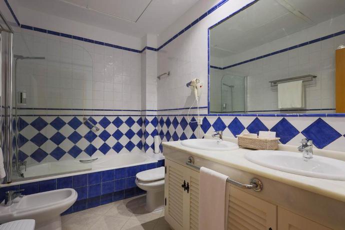 Imagen de la habitación del Hotel Rural Complejo Tur&iacute;stico Tugasa Castillo De Castellar. Foto 15