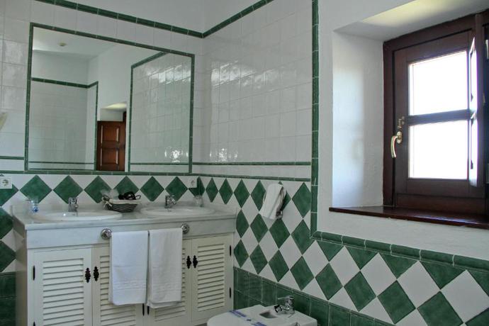 Imagen de la habitación del Hotel Rural Complejo Tur&iacute;stico Tugasa Castillo De Castellar. Foto 17