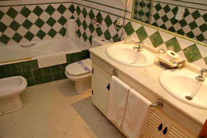 Imagen de la habitación del Hotel Rural Complejo Tur&iacute;stico Tugasa Castillo De Castellar. Foto 18