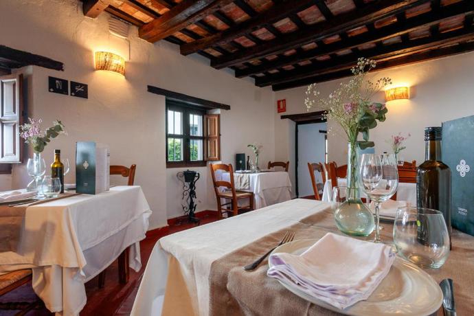 Imagen del bar/restaurante del Hotel Rural Complejo Tur&iacute;stico Tugasa Castillo De Castellar. Foto 3