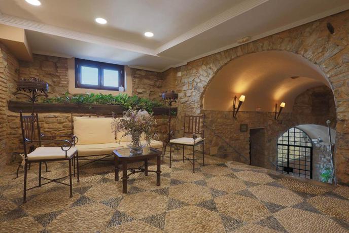Imagen de los interiores del Hotel Rural Complejo Tur&iacute;stico Tugasa Castillo De Castellar. Foto 34
