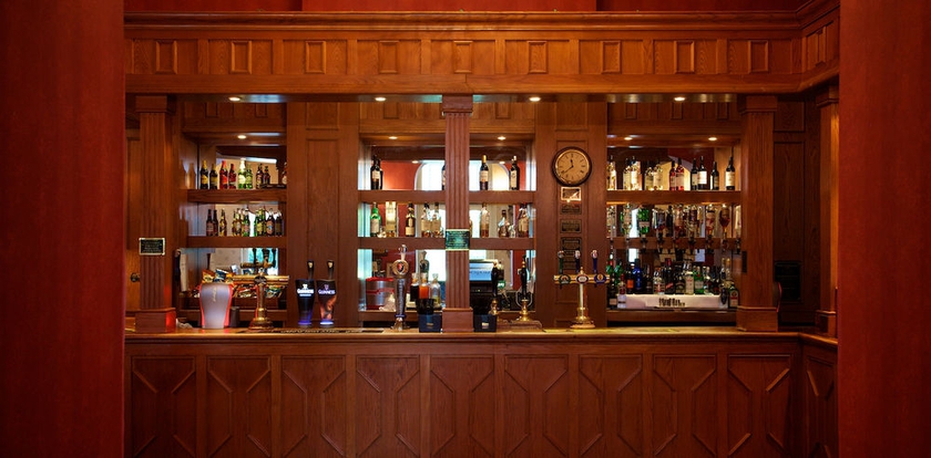 Imagen del bar/restaurante del Hotel Rural Coulsdon Manor and Golf Club. Foto 1