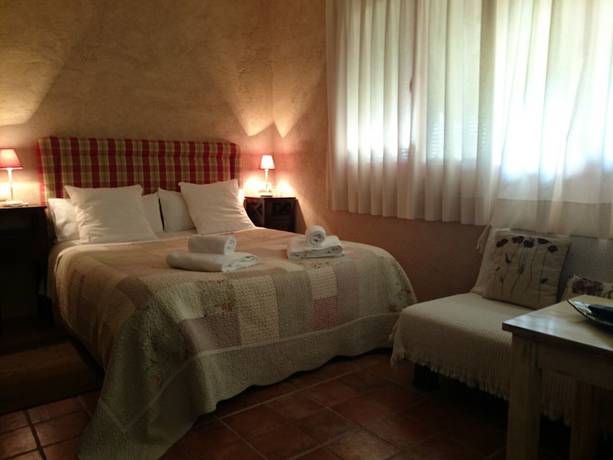 Imagen de la habitación del Hotel Rural El Bosque De La Herrezuela. Foto 2