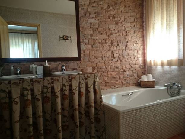 Imagen de la habitación del Hotel Rural El Bosque De La Herrezuela. Foto 5