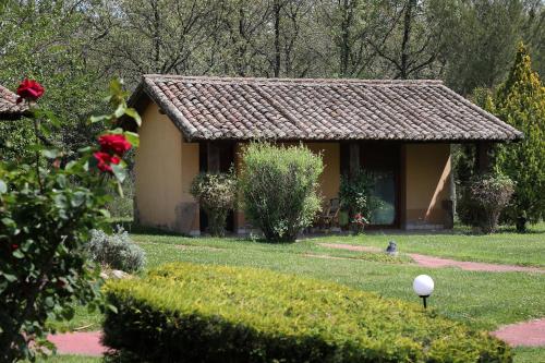 Imagen de los exteriores del Hotel Rural El Mirlo Blanco. Foto 5