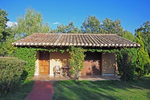 Imagen de los exteriores del Hotel Rural El Mirlo Blanco. Foto 6