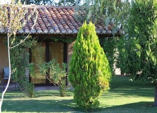 Imagen de los exteriores del Hotel Rural El Mirlo Blanco. Foto 7