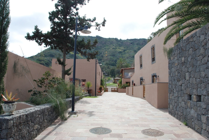 Imagen de los exteriores del Hotel Rural El Mondalón. Foto 9