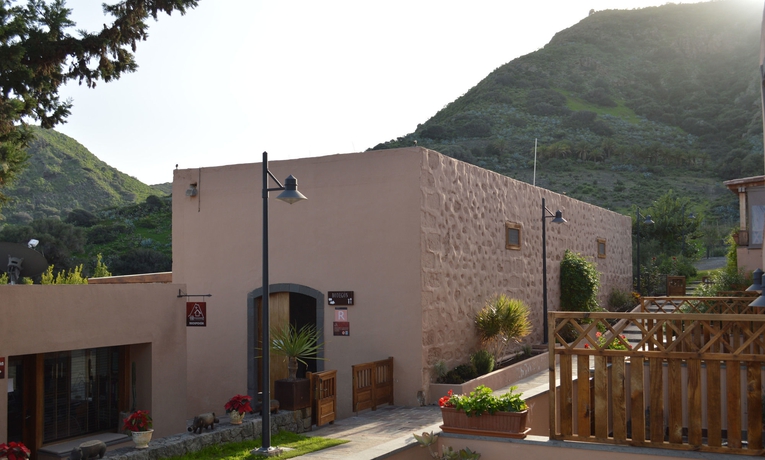 Imagen de los exteriores del Hotel Rural El Mondalón. Foto 10