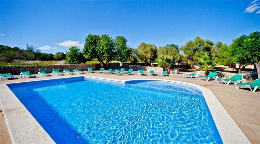 Imagen de la piscina del Hotel Rural Es Riquers. Foto 10