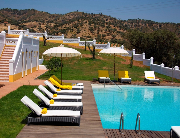 Imagen de la piscina del Hotel Rural Herdade Do Sobroso Country House. Foto 3