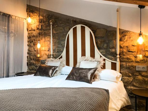 Imagen de la habitación del Hotel Rural La Casona de Al&uacute;tiz and Bodega. Foto 9