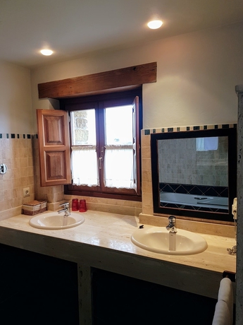 Imagen de la habitación del Hotel Rural La Casona de Tresali. Foto 5