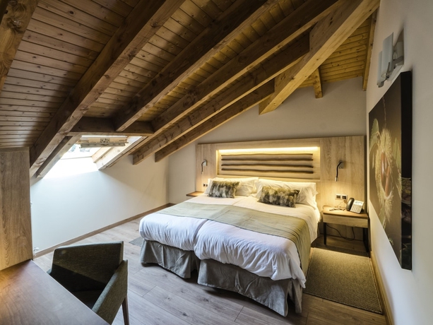 Imagen de la habitación del Hotel Rural Las Montañas de Pumar. Foto 10