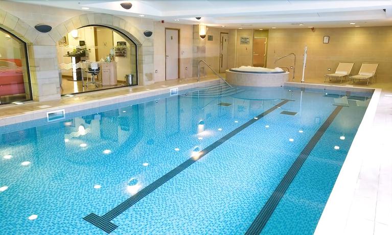 Imagen de la piscina del Hotel Rural Mercure Barnsley Tankersley Manor. Foto 19