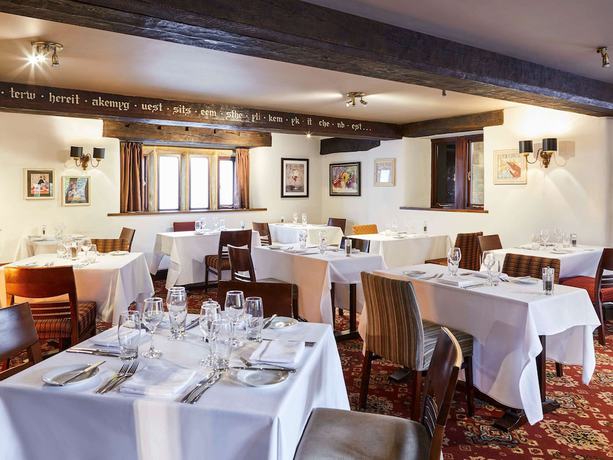 Imagen del bar/restaurante del Hotel Rural Mercure Barnsley Tankersley Manor. Foto 3