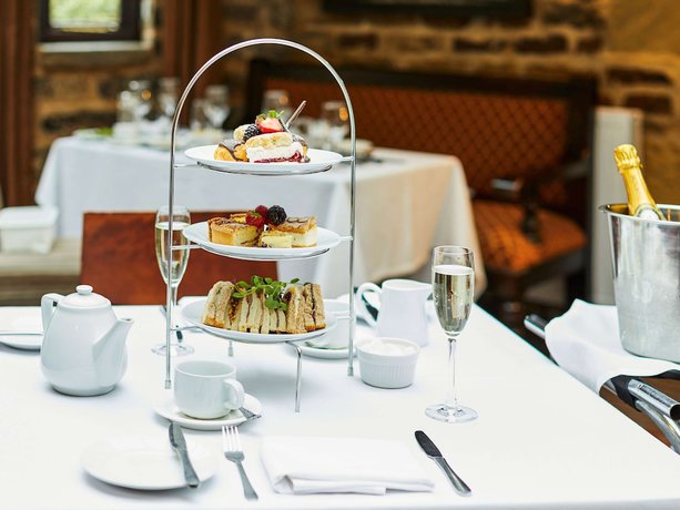 Imagen del bar/restaurante del Hotel Rural Mercure Barnsley Tankersley Manor. Foto 5