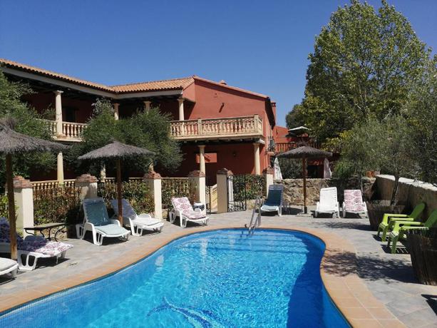 Imagen de la piscina del Hotel Rural Molino Del Puente Ronda. Foto 16