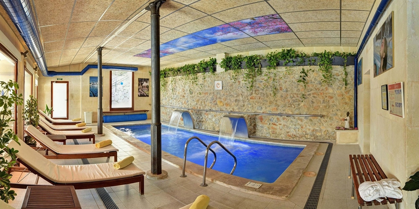 Imagen de la piscina del Hotel Rural Monnaber Nou and Spa. Foto 6
