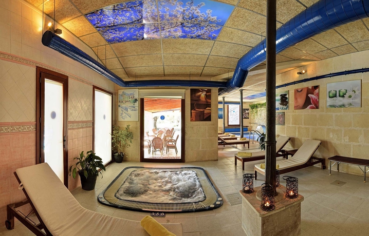 Imagen de la piscina del Hotel Rural Monnaber Nou and Spa. Foto 7