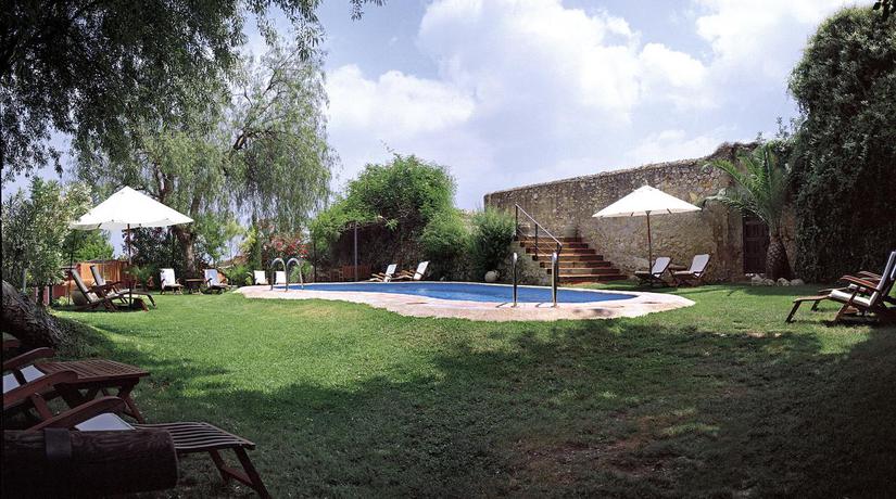 Imagen de la piscina del Hotel Rural Mont-sant. Foto 19