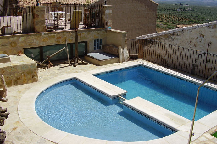 Imagen de la piscina del Hotel Rural Palacio Guzmanes. Foto 10
