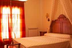 Imagen de la habitación del Hotel Rural Palacio de Monfarracinos. Foto 4