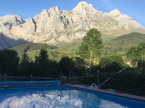Imagen de la piscina del Hotel Rural Picos de Europa. Foto 20