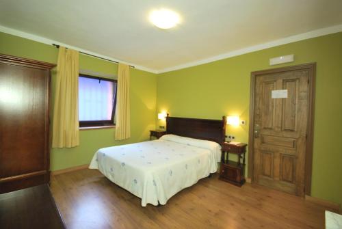 Imagen de la habitación del Hotel Rural Posada Del Monasterio, Villanueva de Cangas. Foto 14