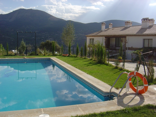 Imagen de la piscina del Hotel Rural Puerto Mágina. Foto 11