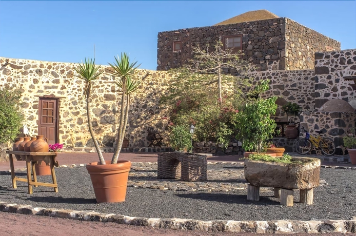 Imagen de los exteriores del Hotel Rural Restaurante Mahoh. Foto 17