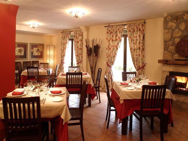 Imagen del bar/restaurante del Hotel Rural Ribera Del Corneja. Foto 2