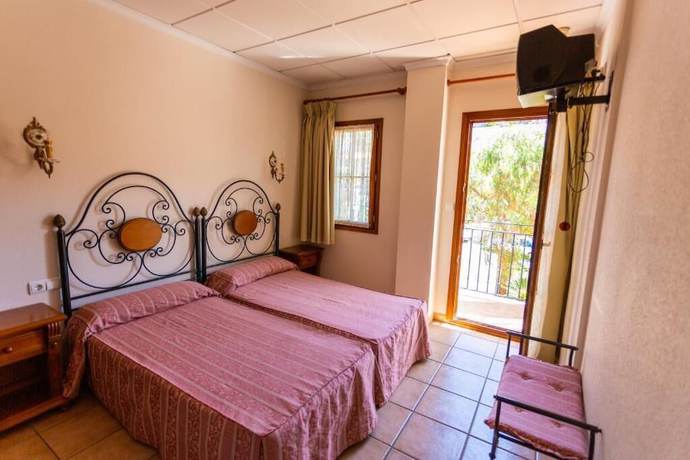 Imagen de la habitación del Hotel Rural Serrella. Foto 10