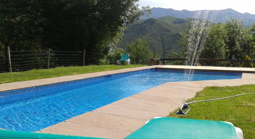 Imagen de la piscina del Hotel Rural Viviendas Rurales El Covaju. Foto 6