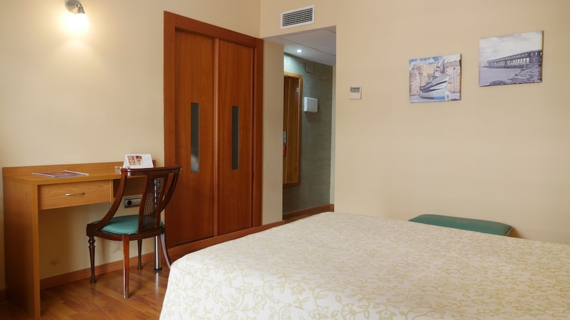 Imagen de la habitación del Hotel Rusadir. Foto 13