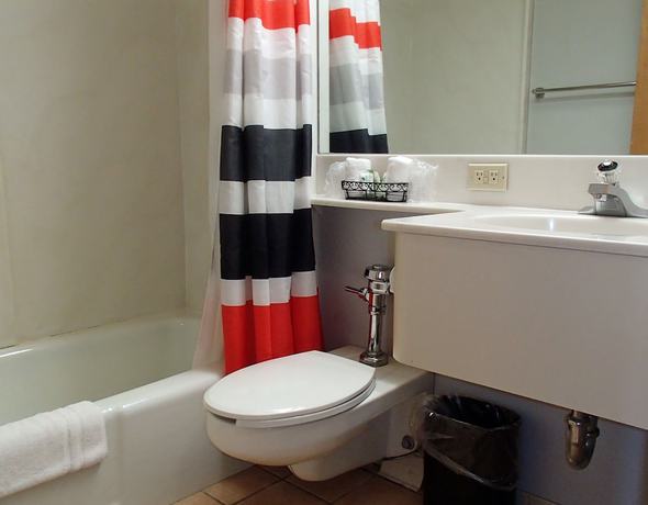 Imagen de la habitación del Hotel Rutgers University Inn and Conference Center, East Brunswick. Foto 7