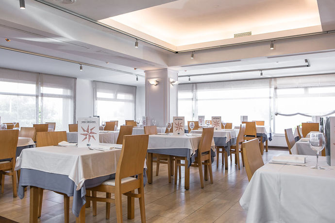 Imagen del bar/restaurante del Hotel Rvhotels Nieves Mar. Foto 2